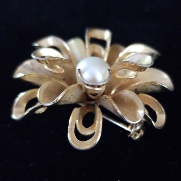 Vintage Gold Tone Flower Faux Pearl Brooch Pin - Picture 9 of 12